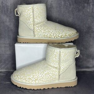 🔥🔥🔥 UGG Australia UGG Snow Leopard Uggs - Women | Color: Beige | Size: 8🔥🔥